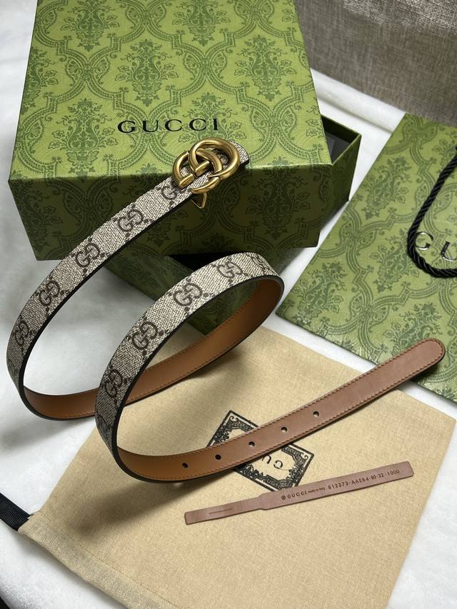 G brand , 2.0 cm wide, the Gg Marmont series introduces a reversible style, unv