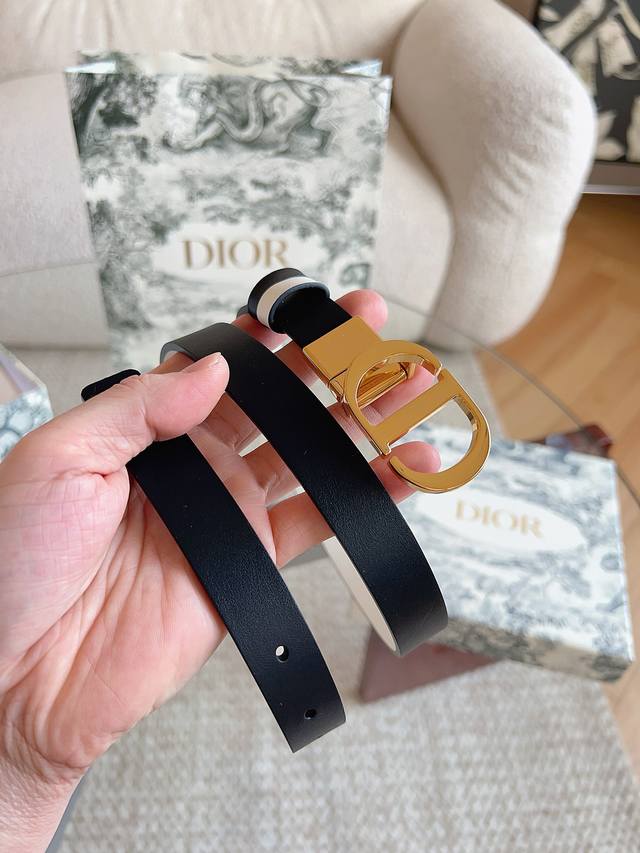 This Dior 20 Montaigne belt draws inspiration from the namesake handbag and is