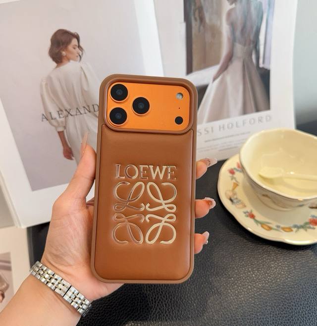 New Loewe phone case, gold foil full-coverage case. Model: To avoid model error