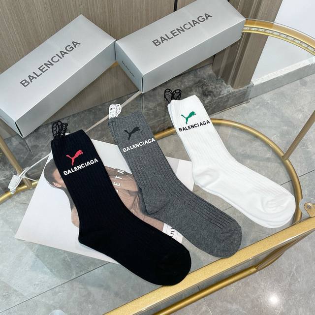 Includes three pairs of Balenciaga socks per box. These are super popular, tren