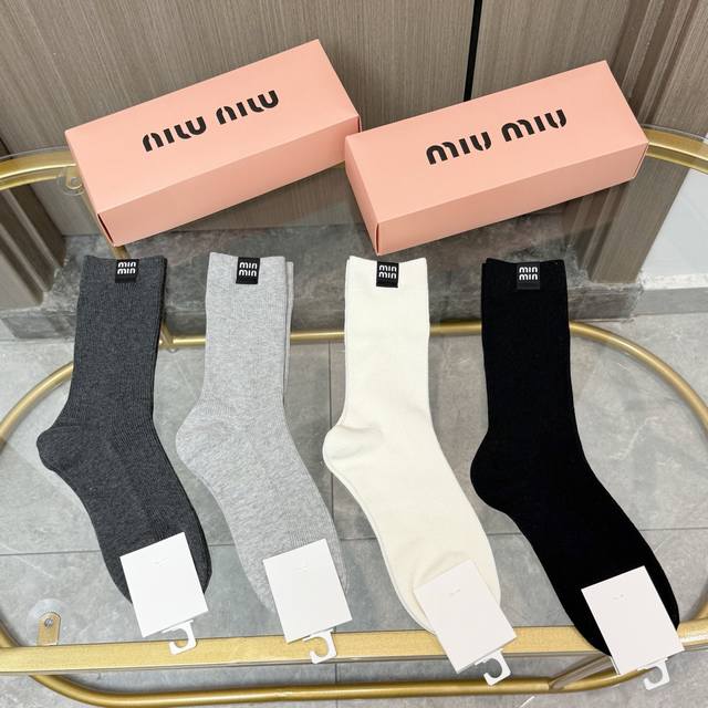 Comes with packaging, one box contains four pairs of high-quality Miu Miu socks