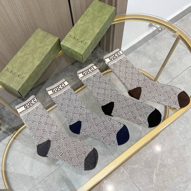 Includes four pairs of Gucci mid-calf socks in one box. High-quality version! A