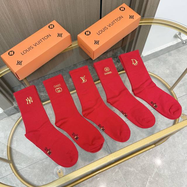 Comes with packaging. One box contains five pairs of European and American bran