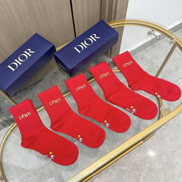 Comes with packaging. One box contains five pairs of Dior red and festive New Y