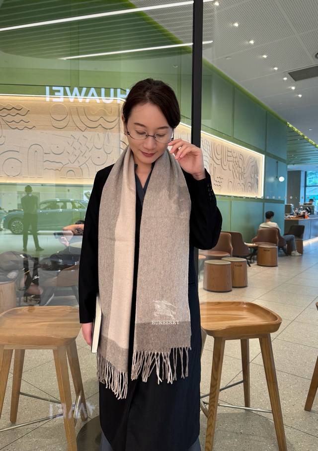 This Burberry cashmere scarf is absolutely gorgeous! It's so stylish and charmin