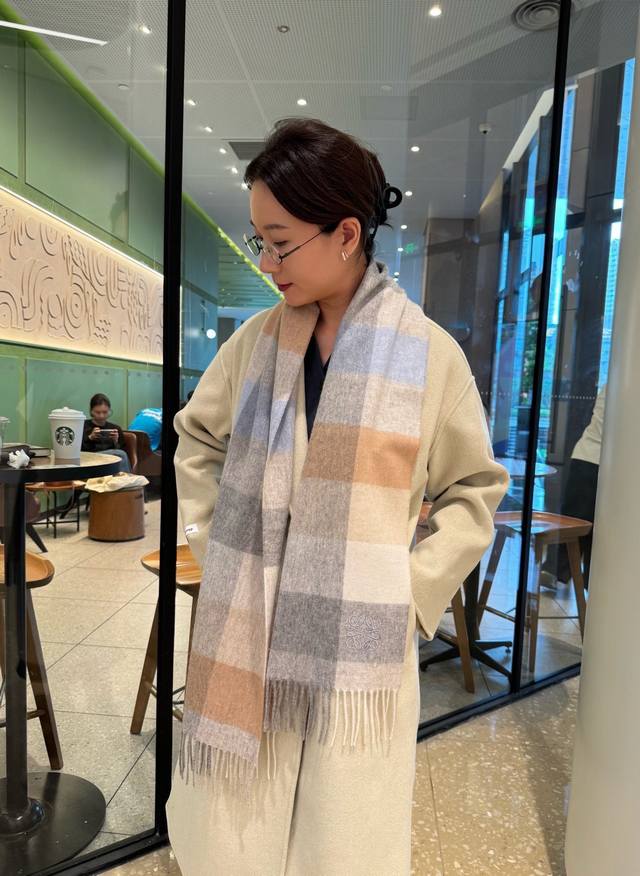 Loewe's rare gentle color scheme, understated yet elegant. Highly recommend the