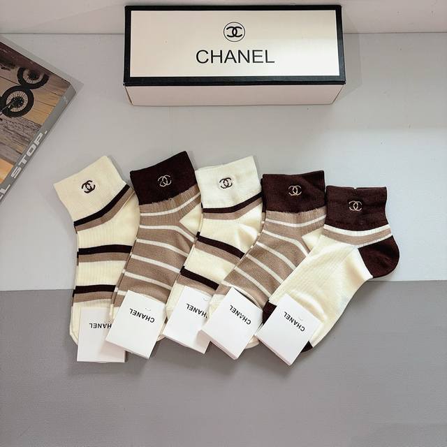 Comes with packaging, one box contains 5 pairs. Chanel new embroidered pure cot