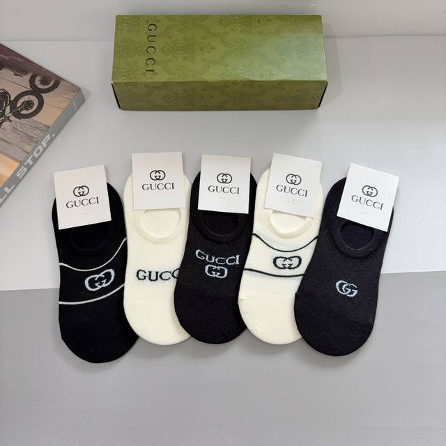 5 pairs of Gucci socks per box (with packaging). These are a super popular item
