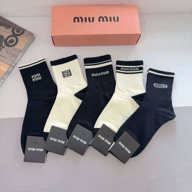 Packaged with 5 pairs of Miumiu men's mid-calf socks, made of pure cotton, a mu