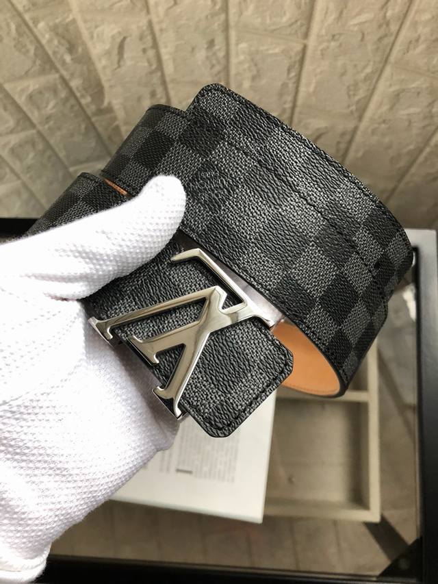 Lv: This belt features a reversible design. One side is a casual Damier style, w