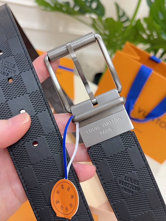 Classic LV belt, exuding quality, with a sleek and stylish metal buckle. It loo