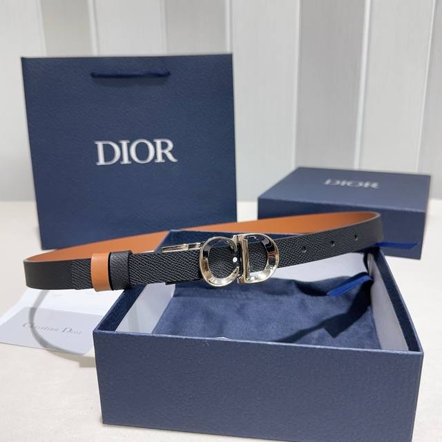 Christian Dior 30 Montaigne Reversible Belt. Made with hand-textured, flat-grai