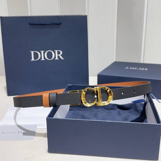Christian Dior 30 Montaigne Reversible Belt. Made with palm-textured, flat-grai