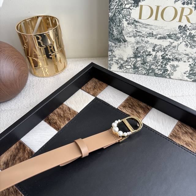 This new Dior belt is crafted from smooth calfskin leather. The classic Cd buck