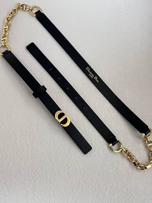 This season's new iconic Dior Caro beaded belt is meticulously crafted from whi