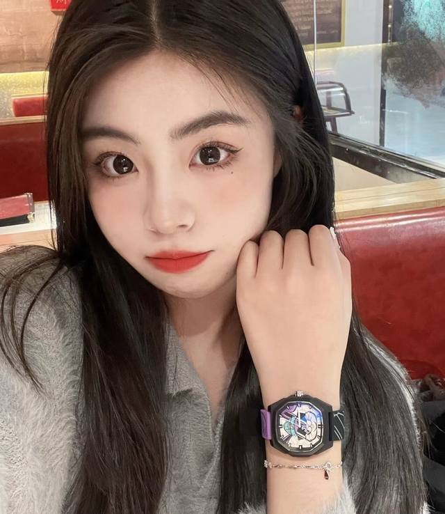 Fila斐乐 兔年主题手表安排上咯 国潮风的设计超酷 红紫的配色寓意大红大紫 的图案也很俏皮深得我心嘿嘿 硅胶的材质带着很舒服喔