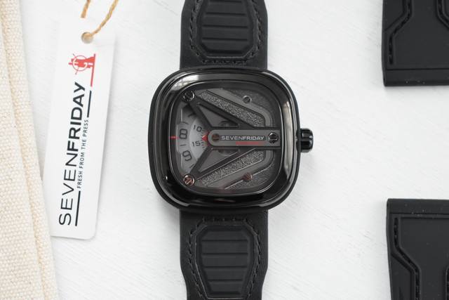 飞船起飞原单七个星期五 Sevenfriday M301！来吧小伙伴们！支持官方Nfc防伪！七个星期五的天才设计师以宇宙飞船为灵感，设计出一个全新的飞船发射装置