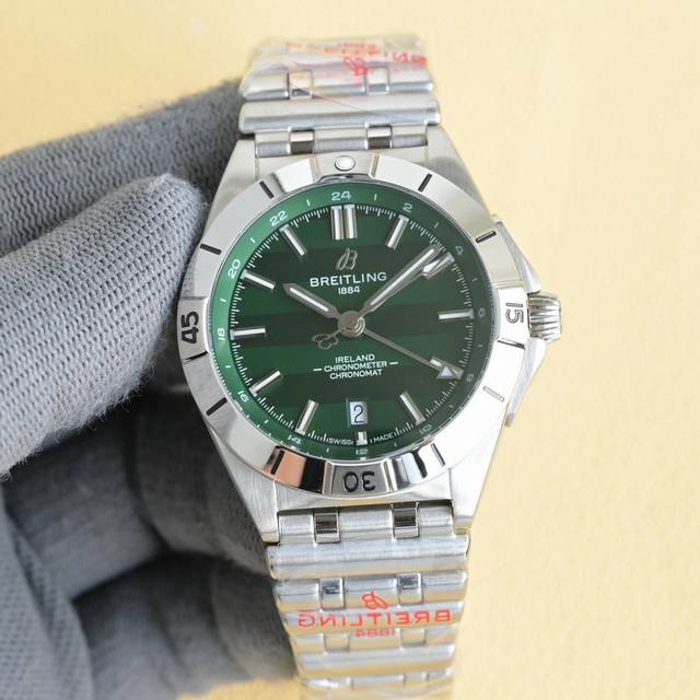 百年灵机械计时系列A32398101M1A1！ Conomat Automatic T 40 重磅来袭！ 1这款双时区腕表盘面简洁凌厉，读时清晰。黑色，蓝色，绿