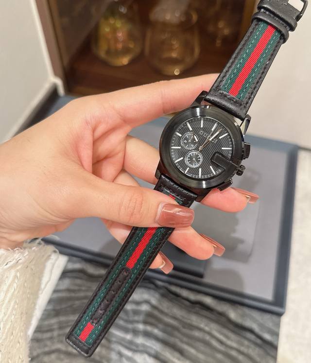 白 金黑 古驰 Gucci 创立于佛罗伦萨，是全球奢侈品品牌之一。316L精钢材质，以经典G框表壳技艺时尚的完美融合，超强矿物质水晶玻璃镜面，其独特的创意和革新