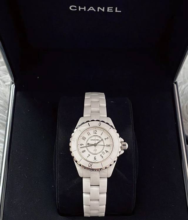 香奈儿J12整体材质采用陶瓷精钢。 香奈儿的陶瓷可是大有来头。我这款所使用的白色精密陶瓷，则是通过氧化铝强化的氧化锆，其硬度比黑色陶瓷更高，达到精钢的9倍，因此
