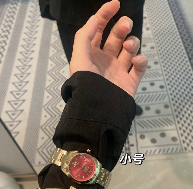 表盘是那种“本宫不死尔等终是妃”的火龙果色！饱和度直接拉爆，阳光下简直像把彩虹戴在手腕上！搭配鎏金表带，又拽又贵，连指甲盖都跟着显白三个度！表盘上还有西太后标志