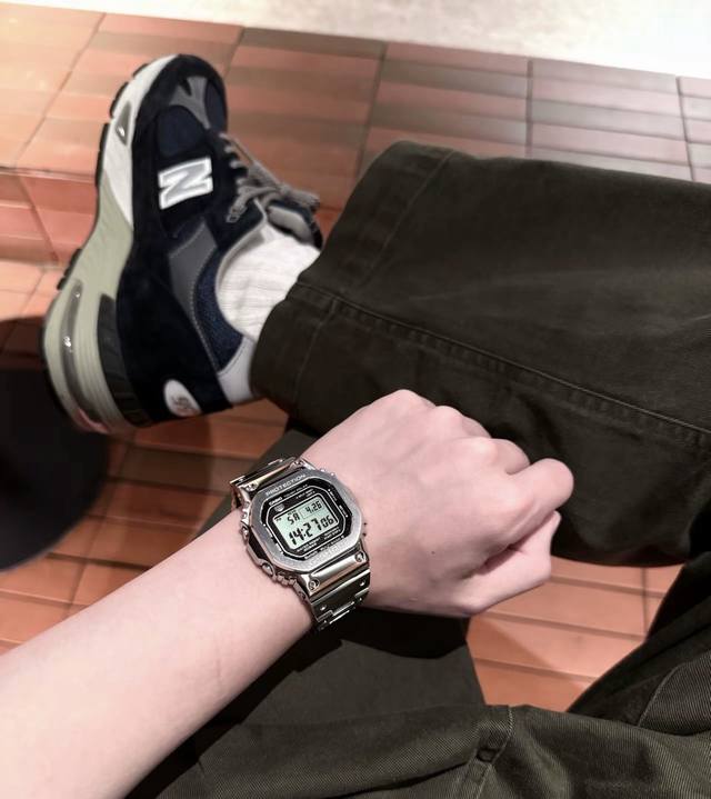 发货实拍，终于出货！小银砖，银色Gmw-B5000D-1Jfb5000 35周年方块钢带表 采用了极为用心的抛光和打磨，显得质感非常高级。经典的G-Shock壳