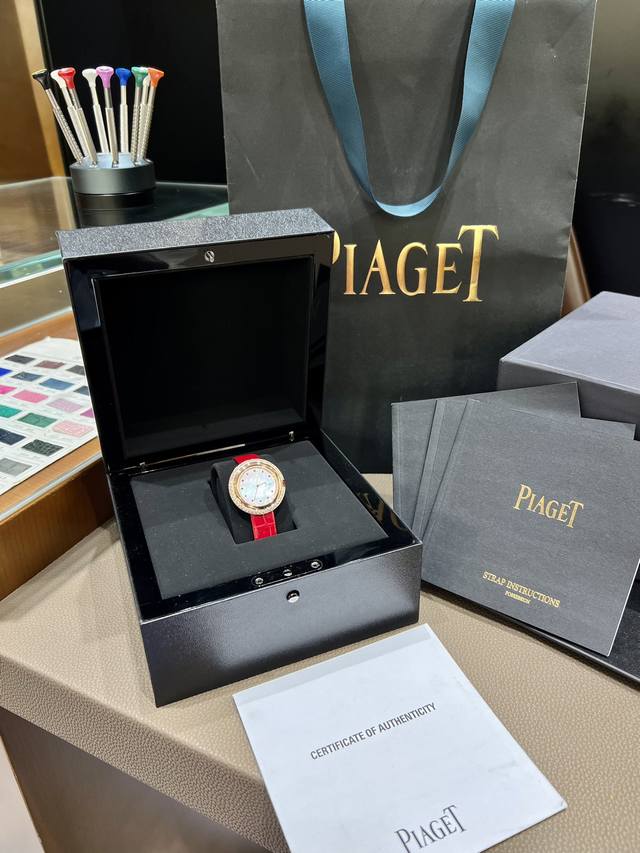 全网女生听我的！买它 伯爵时来运转“新年限定款” 本命年色 太好看了888 34Mm尺寸大小！ 第一眼看到它的时候我一眼就中，首先是外观设计足够百搭，上外层一圈