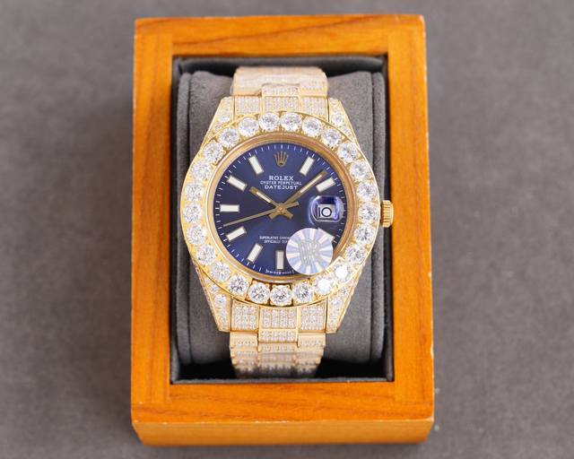 劳力士-最新为各位土豪而准备的.超级劳.超级镶钻工艺.颗颗都是金光闪闪的.实物非常漂亮.搭配全自动机械机芯男士腕表.个性释放.尊贵大气～时尚潮流，矿物质耐磨镜面