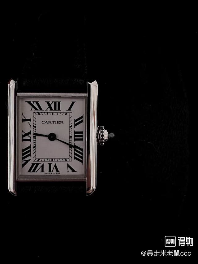 Af完美展现坦克系列低调而不奢华的复古风格 Af卡地亚Tank坦克系列腕表 表壳 小号29.5Mm*22Mm，打破了传统腕表表身的圆形造型，以上下对称的平行表框