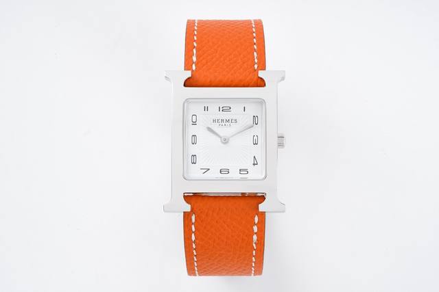 Factory Heure H系列 1996年设计师philie Mouquet推动下诞生、是历久弥的新的恒久标记 1表壳尺寸：26X26Mm 2表壳材质：31