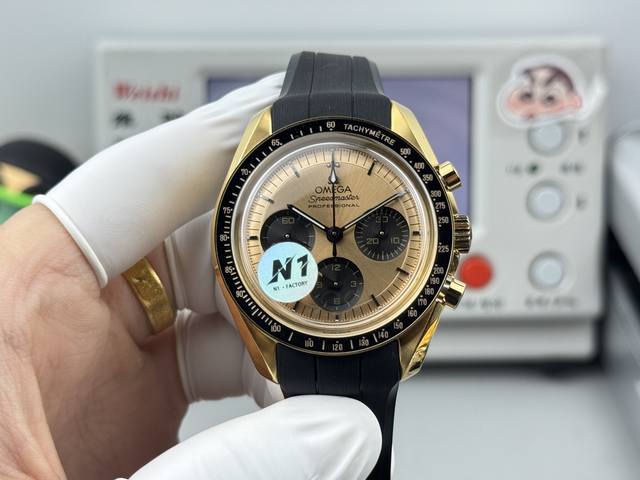 N1Factory 经典传承，最新力作。推出超霸系列月球表 搭配最新款5珠表带，每排五片拱形表节的表链带，佩戴舒适度和质感有更好体验。 其造型灵感源自登上月球的