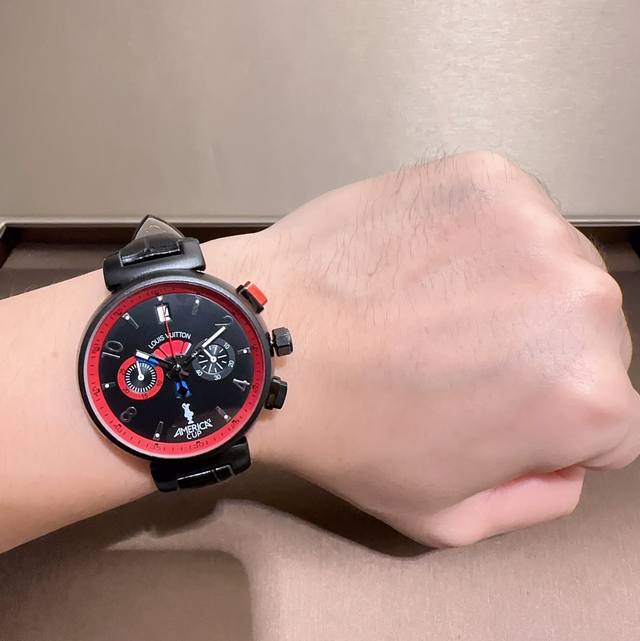 Lv Lv 路易威登特色：Logo下面有一道彩虹，有三个色随着时间改变而改变，增添了美感机芯：进口Vk机心表带：高极天然橡胶精选钢材，顶级设计，帅气男士必备