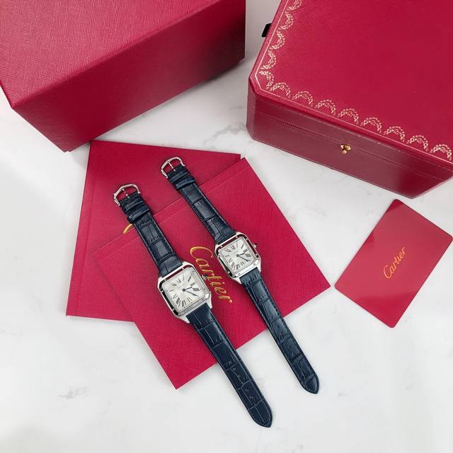 顶级硬货更新，情侣款，真正达到配件互换级别，卡地亚经典之作，山度士系列腕表！相较于圆形腕表，方形腕表因其棱角分明的设计显得格外独特，而提到方表中的经典之作，卡地