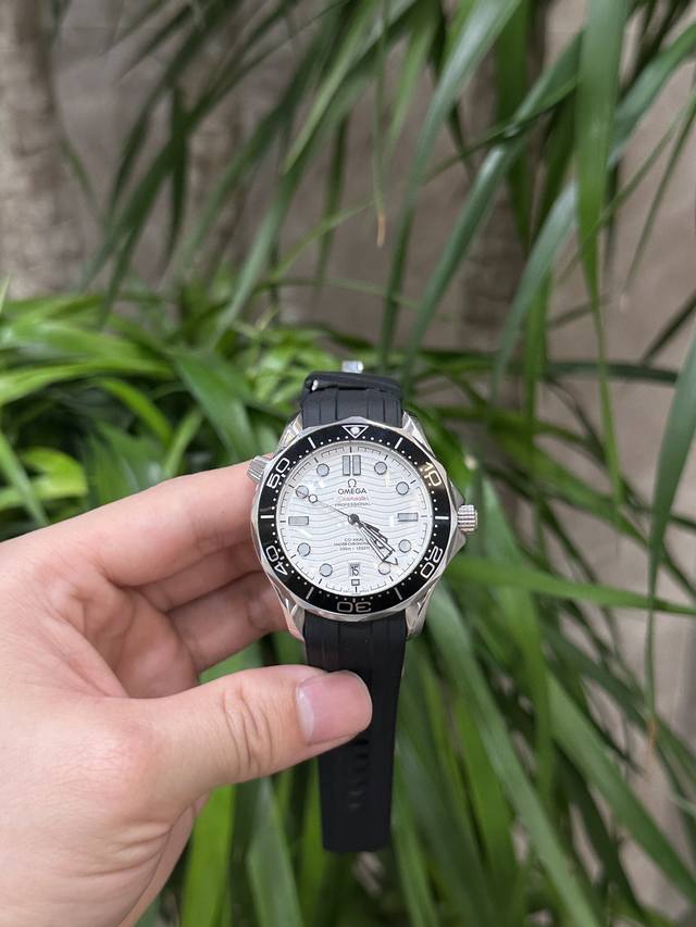 现货实拍Seamaster海马系列 海洋宇宙300，搭载全自动机械机芯，透底设计，走时精准，表径42Mm， 玻璃 双面配备顶级防炫蓝宝石玻璃，防火耐磨耐刮 指针