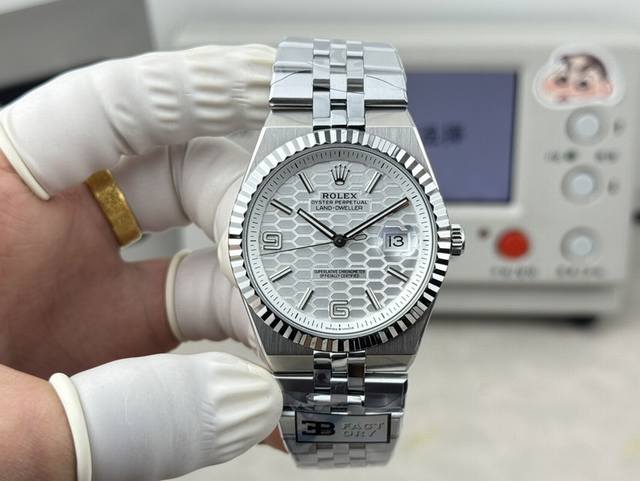 B Factory劳力士陆使型配重版40Mm164克搭载机芯Cal.7135自动上链机芯Dynapulse擒纵系统蓝色Syloxi摆轮游丝。