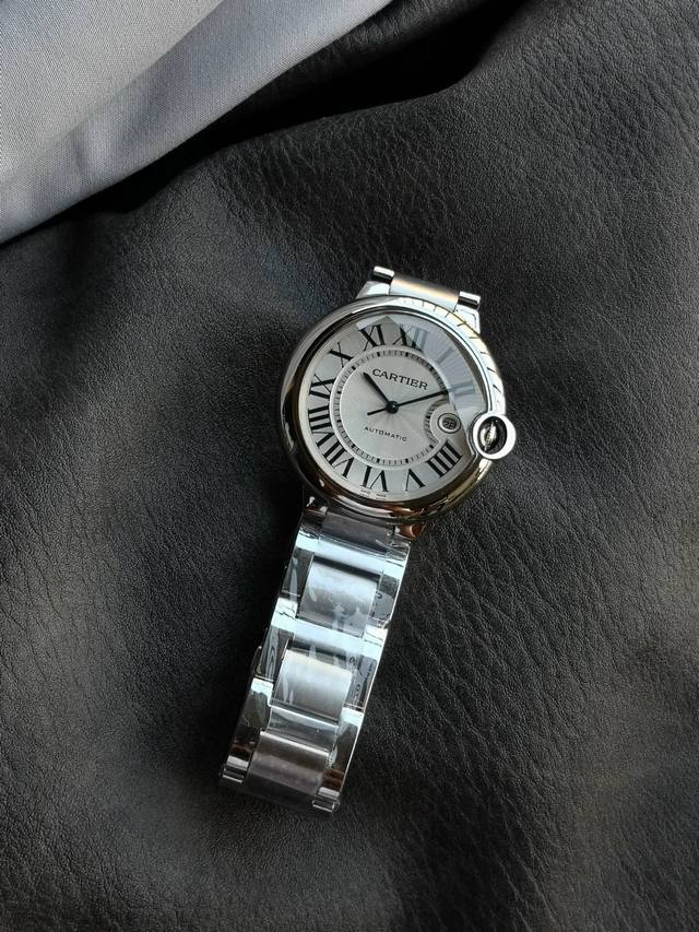 Af最强神作！卡地亚42Mm蓝气球男士腕表系列！ 超强性价比，最好的版本选择！ 全面升级！力求完美演绎 1.壳套方面：瑞士品级精工打磨！原装蓝色尖晶石表冠！表壳