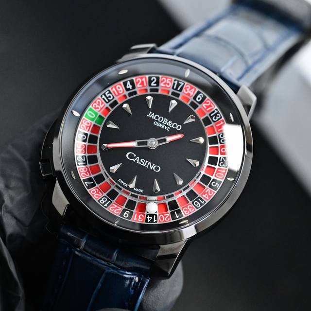 玩转时间博弈 Jacob & Co. 捷克豹赌盘腕表，瑞士进口机芯精准走时，44Mm表盘内嵌可动赌盘装置，一按即启奢趣互动，红黑撞色表盘复刻经典轮盘美学，滚珠随