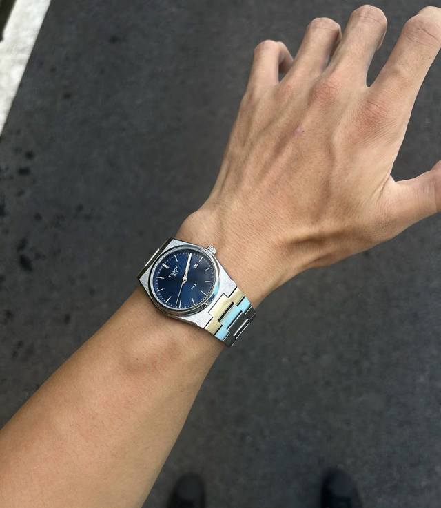 这款天梭的prx超级玩家系列真的太帅了 方块型的表盘真的Hin百搭 穿搭起来也有层次感 是颜值与实力的象征 戴上它真的无需多言！因为它会为你发声 #天梭男士腕表