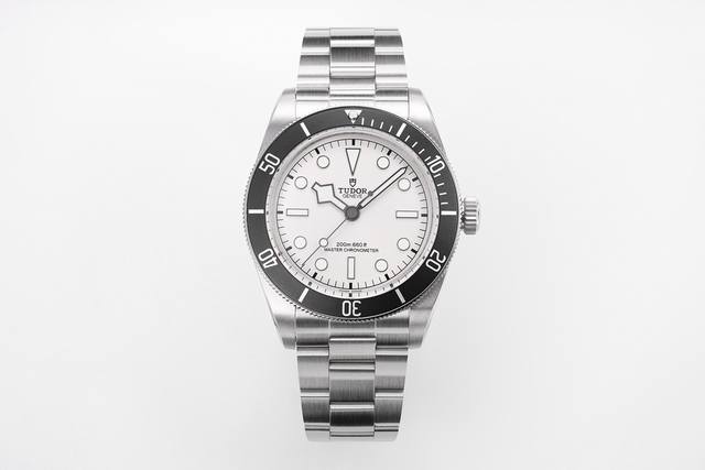 Zf出品~帝舵碧湾系列68型M7943:三重匠心，腕间藏锋 表壳：刚柔并济的复古骨架 43Mm的不锈钢表壳是M7943的气场核心，表壳以双色工艺精修，侧边与正面