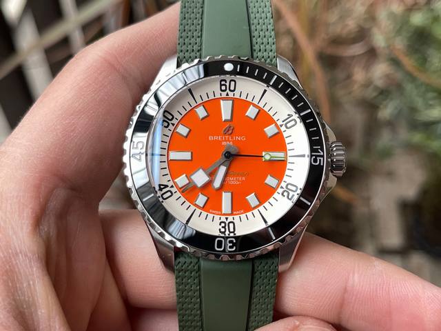 Tf百年灵超级海洋系列新颜色，极致的美感和霸气 ！！！高亮陶瓷圈口、电镀刻标 、严格要求按原厂工艺执行 立体感极强的Logo和极致的线条感 带来视觉上的享受 ，