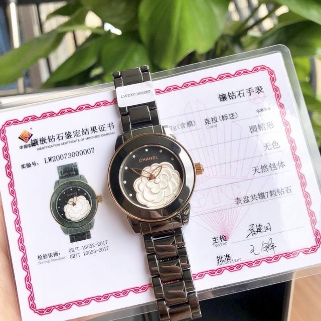 配盒 支持香港、美国直邮 J12山茶花系列 ,重磅再现终于不负众望 拿到原厂渠道J12 ,它不仅是一款追逐流行的时装表，而是融合精密设计，传统制表工艺和经典审美