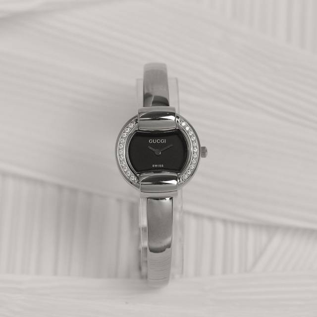 Guccl最新手镯款，表径25Mm，厚度7.5Mm，蓝宝石玻璃，表面把头都有经典双G Logo设计元素，非常经典，适合小手腕佩戴