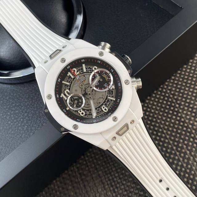 荣耀登场，经典大气设计45Mm尺寸！背面镂空设计！Hublot经典融合系列 耗时整整两年时间打造 ！全新高科技吧，白色陶瓷，打破前所未有, 市面罕有陶瓷圈拉丝工