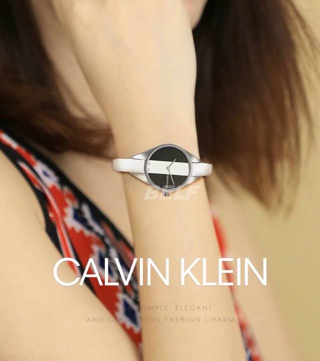 时尚新品 Ck 原单 K8 L1 送礼佳品风格简约 充满迷人魅力 Rebel 反叛系列 简单的几何线条与撞色相结合更显活泼 三角形表耳连接着表带和表头 从视觉上
