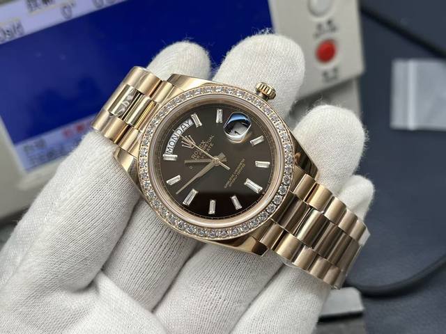 Vr Factory2025墙裂推荐 匠心之作 V3升级版 市场最高版本 劳力士Rolex星期日志型36Mm，精彩细节： 1 表盘设有18Ct金，镶钻石，6及9