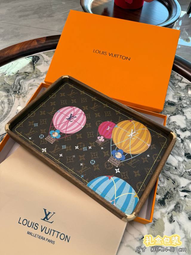 Lv胡桃木托盘 塑封包装加+专柜礼盒+背标Logo！胡桃木底托，纯铜包角从设计、打版到成品，百分百纯手工制作，每一个收纳盘都包含了工匠的心血，店铺摆拍收纳，会所