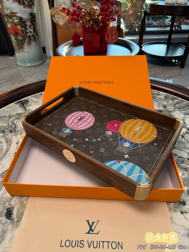 Lv胡桃木茶盘、托盘 胡桃木托，纯铜包角从设计、打版到成品，百分百纯手工制作，每一个收纳盘都包含了工匠的心血，路易威登 Logo五金标识彰显大气店铺摆拍收纳，会