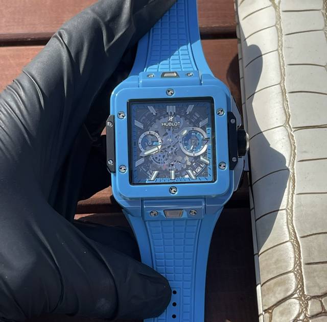 Hublot New 质感与美感并存 宇舶系列纯陶瓷腕表 先锋思维，革新陶瓷着色方式 亮彩表达，冲破腕表创作延伸 超越传统陶瓷硬度，质感轻盈更耐刮擦 搭配进口跑