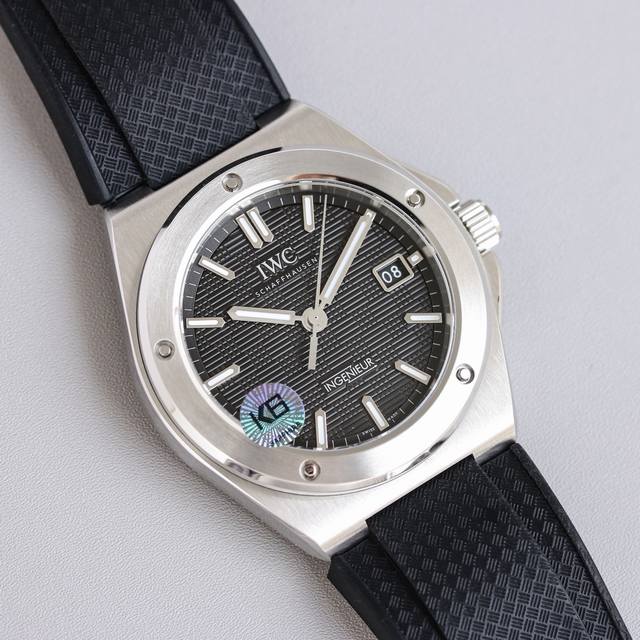 万国工程师Iwc 自动腕表全面升级，致力打造市场最高版本工程师，突破多层技术瓶颈，力求完美。表壳参数对照原装数据，解决了厚度问题，采用原装进口9015自动机械机