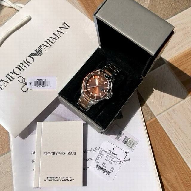 原厂阿玛尼Armani 石英男表，专柜新款！Ar11340，可单向旋转的最潮拼色圈口，搭配柳叶形指针设计，刻度与指针自带超强夜光，整体简约大气，波浪纹底盖上镌刻